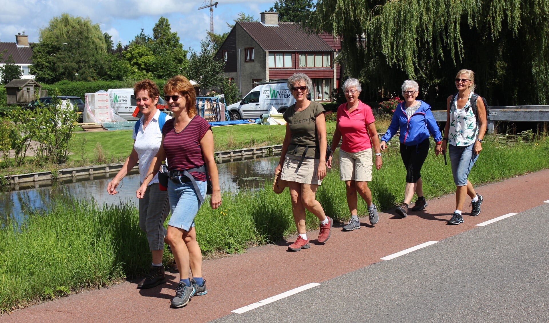 De dames wandelen voor de foto even een stukje over de Veenweg. Daarna volgde een tochtje van bijna twintig kilometer vanuit Wassenaar naar Katwijk en terug.