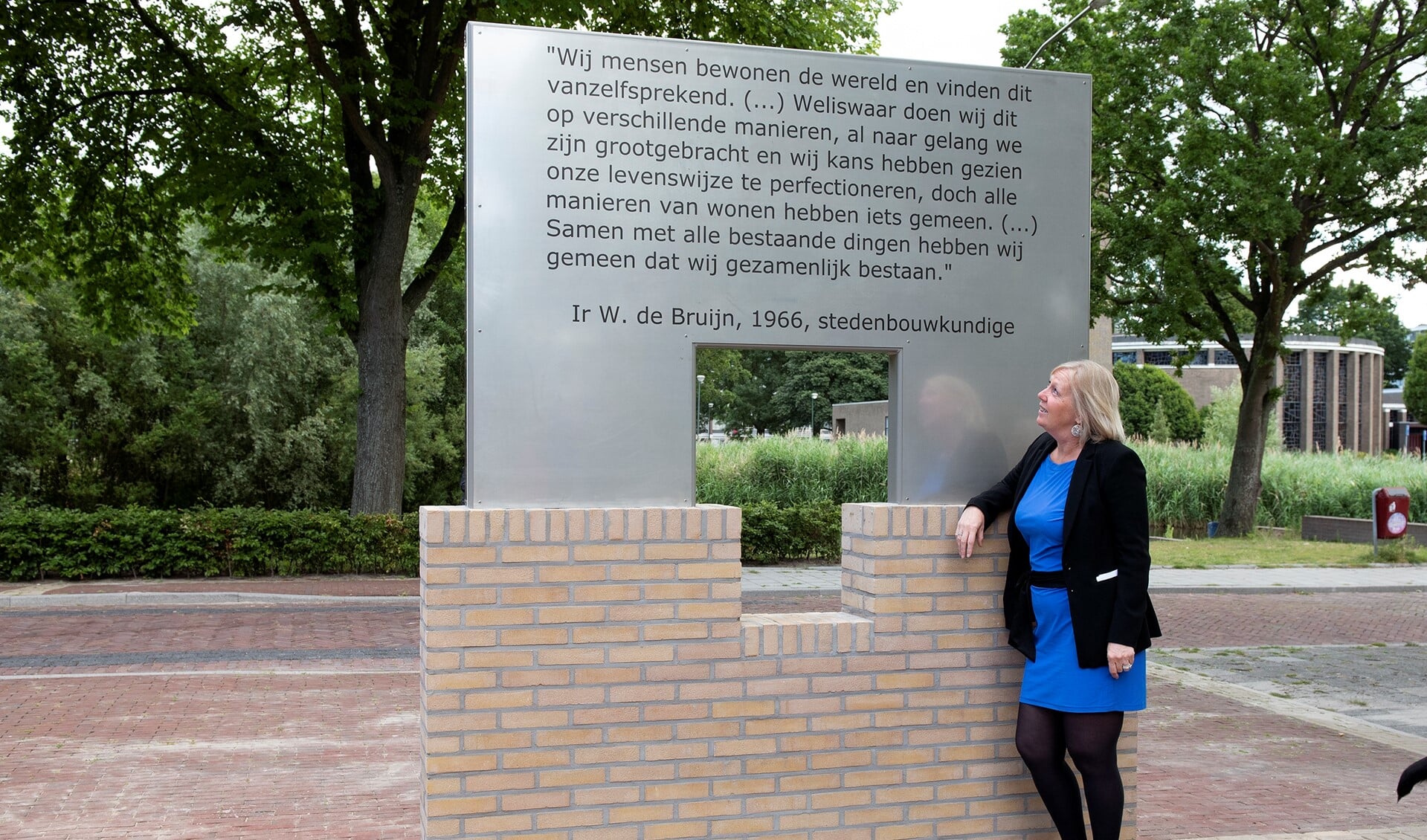 Wethouder Astrid van Eekelen onthulde het kunstwerk 'Venster op het verleden' (Foto's: Michel Groen) 