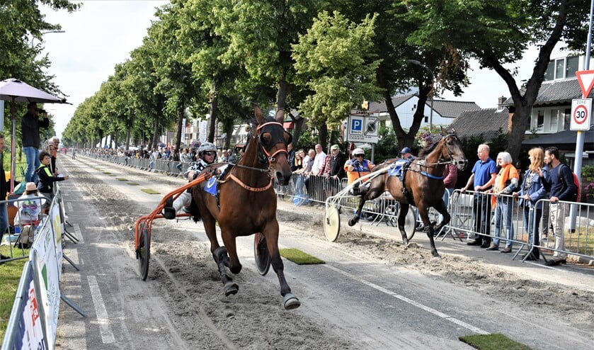 Wimpie rijdt Faustus (op de voorgrond) in Hoofddorp naar een mooie derde plaats, in Stompwijk neemt de ruin afscheid (tekst en foto: Ruud de Groot).