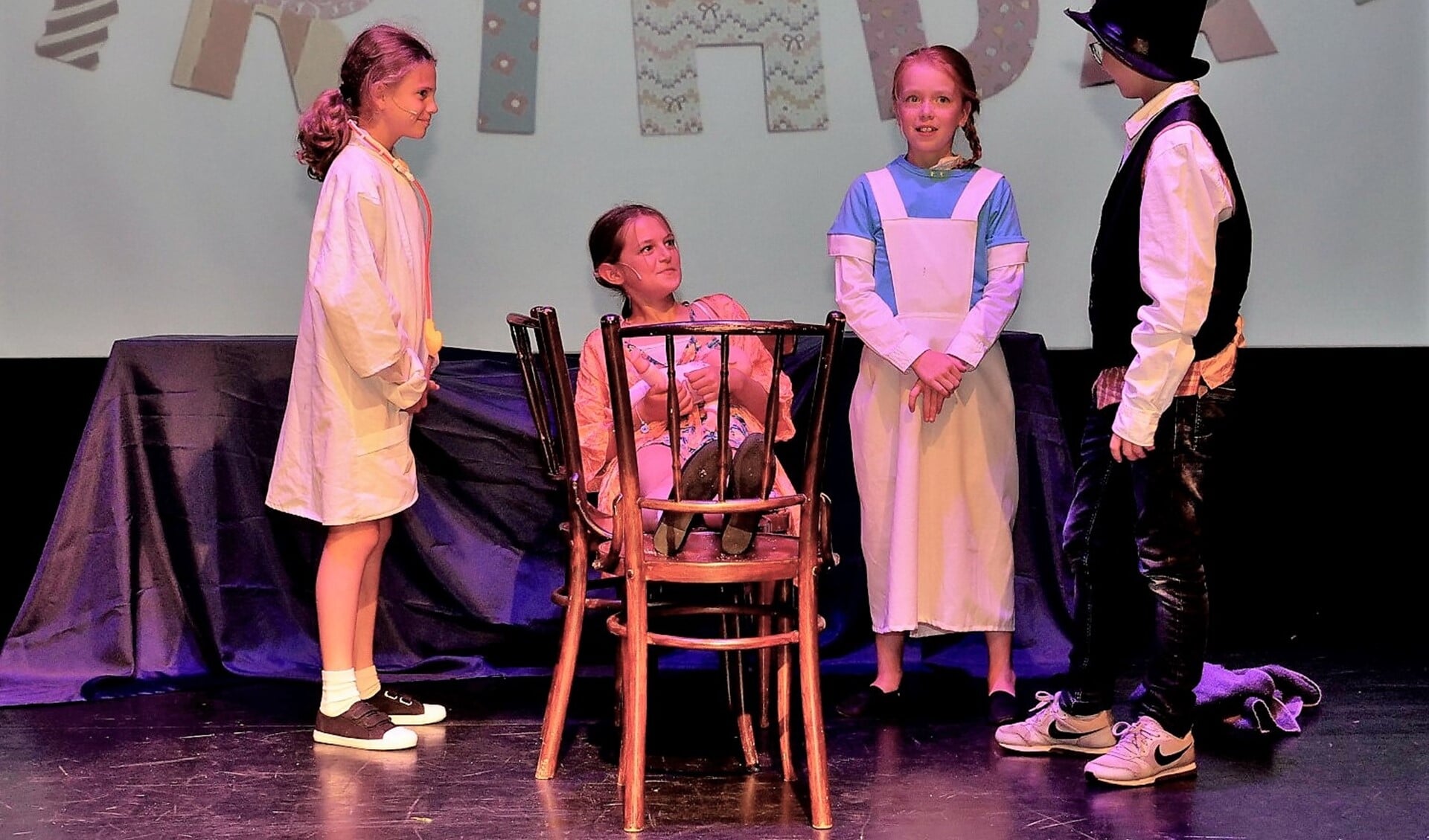 Enkele van de jeugdige hoofdrolspelers tijdens 'Matilde het wonderkind' op het podium in Theater Ludens (foto: Ot Douwes).