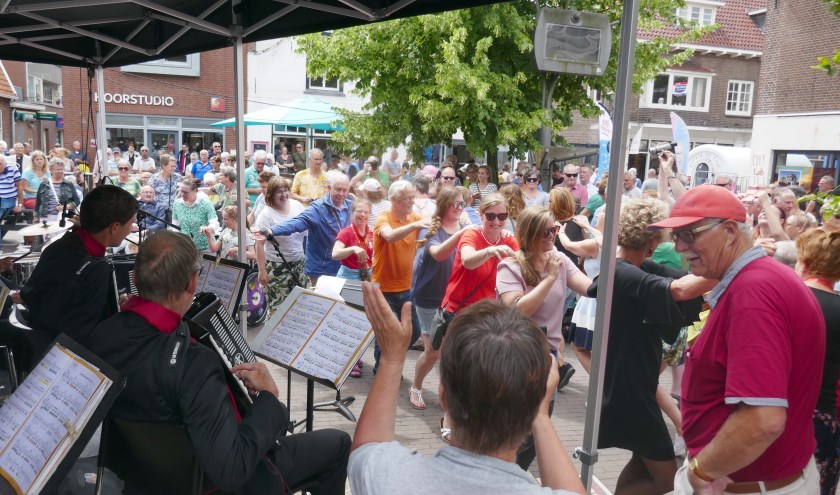 De Jostiband bracht de Dorpsstraat zaterdag in een echte feeststemming. Foto: Jan van Es