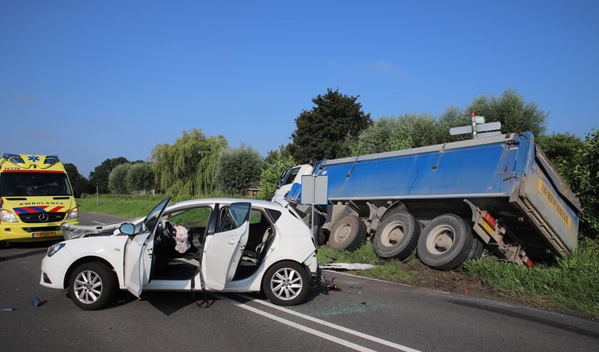 Een personenauto en een zandwagen kwamen op de N206 bij Zoeterwoude/Stompwijk met elkaar in botsing (Foto: Koen Jongen/Regio15)