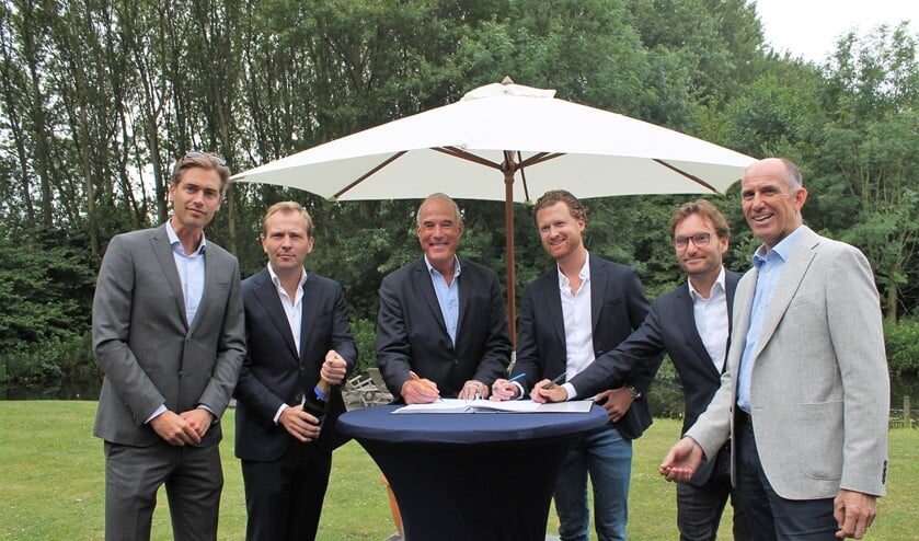 V.l.n.r. Marius Heijn (KWV), Evert van Imhoff (Kondor Wessels), Bart Carpentier Alting (directeur Vlietland BV), Peer de Rooij (DGI), Willem Gaymans en Richard Elbersen (Kondor Wessels) (foto: Daphne van Velzen).