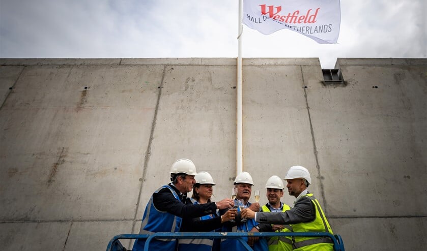 De hoogwaardigheidsbekleders die bij het hijsen van de vlag mochten zijn (foto: Roy Poots).