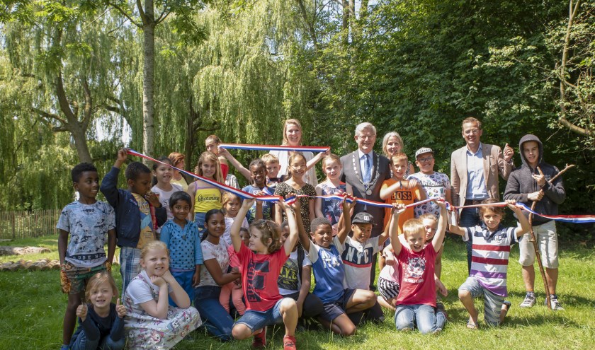 Op het speelveld zijn houten balken, boomstammen aangelegd waarover kinderen kunnen lopen, klimmen en springen. Foto: pr