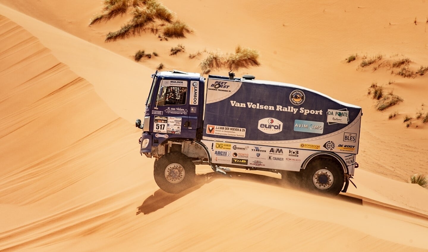 Het 'Blauwe Schatje' van Aad van Velsen in de Marokkaanse woestijn (foto: Jeroen van Oers, Rallymaniacs).
