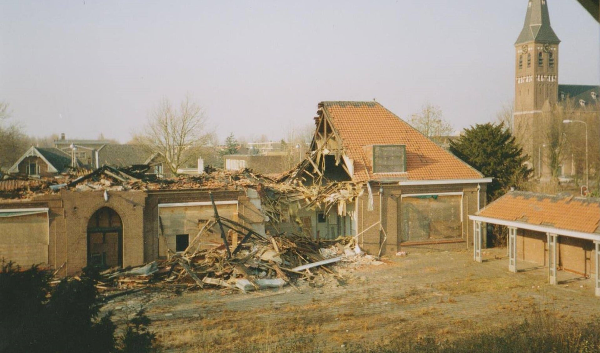 De school is in de jaren negentig na een verwoestende brand gesloopt en nu staat op die plek het winkelcentrum Ackershof 1. 