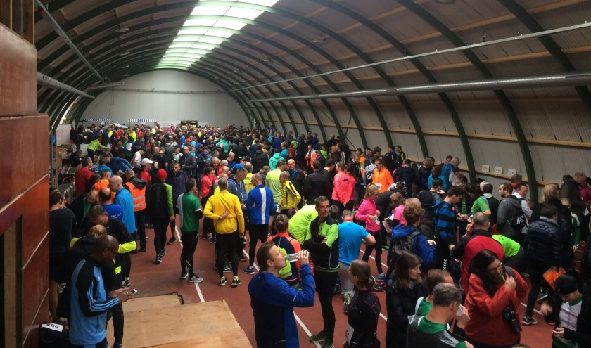 Gezellige drukte in de atletiekhal van Ilion, vlak voor de start. Foto: Jan Smit