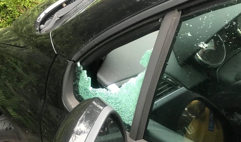 Vernield zijruitje van een auto aan de Schoolstraat, waar ook vernielingen aan auto's werden aangericht (foto: pr).