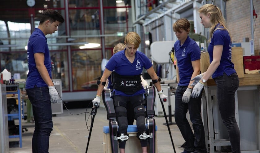 Roy (links) is als Electrical Engineer in het team verantwoordelijk voor alle elektronica in het exoskelet