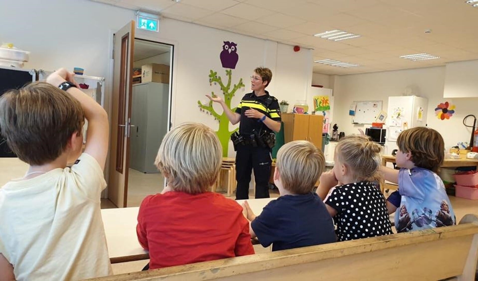 Uitleg door wijkagent Mirjam Passchier van de wijk Voorburg-Oud aan de kinderen van de buitenschoolse opvang in De Zeppelin (foto: pr).