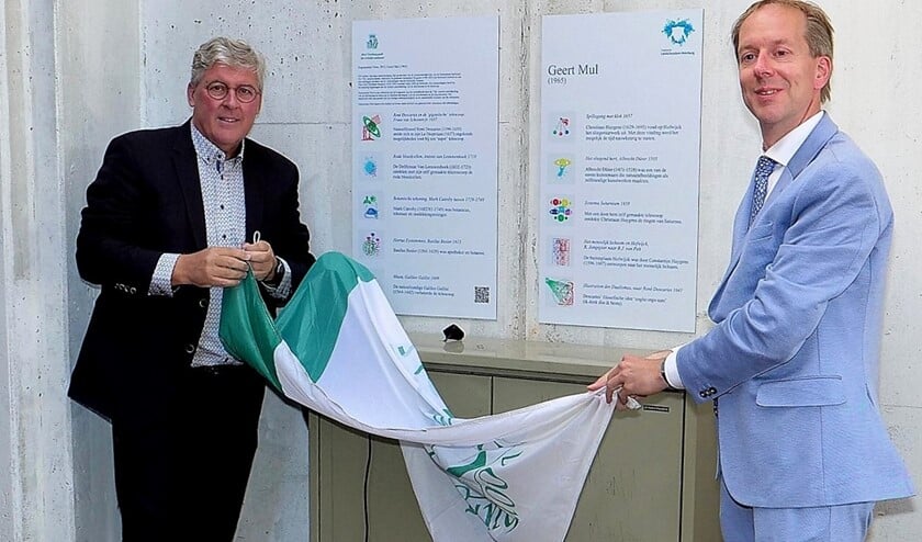 Directeur Peter van der Ploeg van Huygens' Hofwijck en wethouder J.W. Rouwendal onthulden de informatieborden (foto: Ot Douwes).