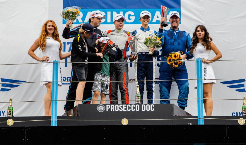 Een super weekend levert Milan Teekens (m.) en Maxime Oosten zes bekers op: 'Ongelofelijk om vanuit de pits te winnen.' Foto: pr