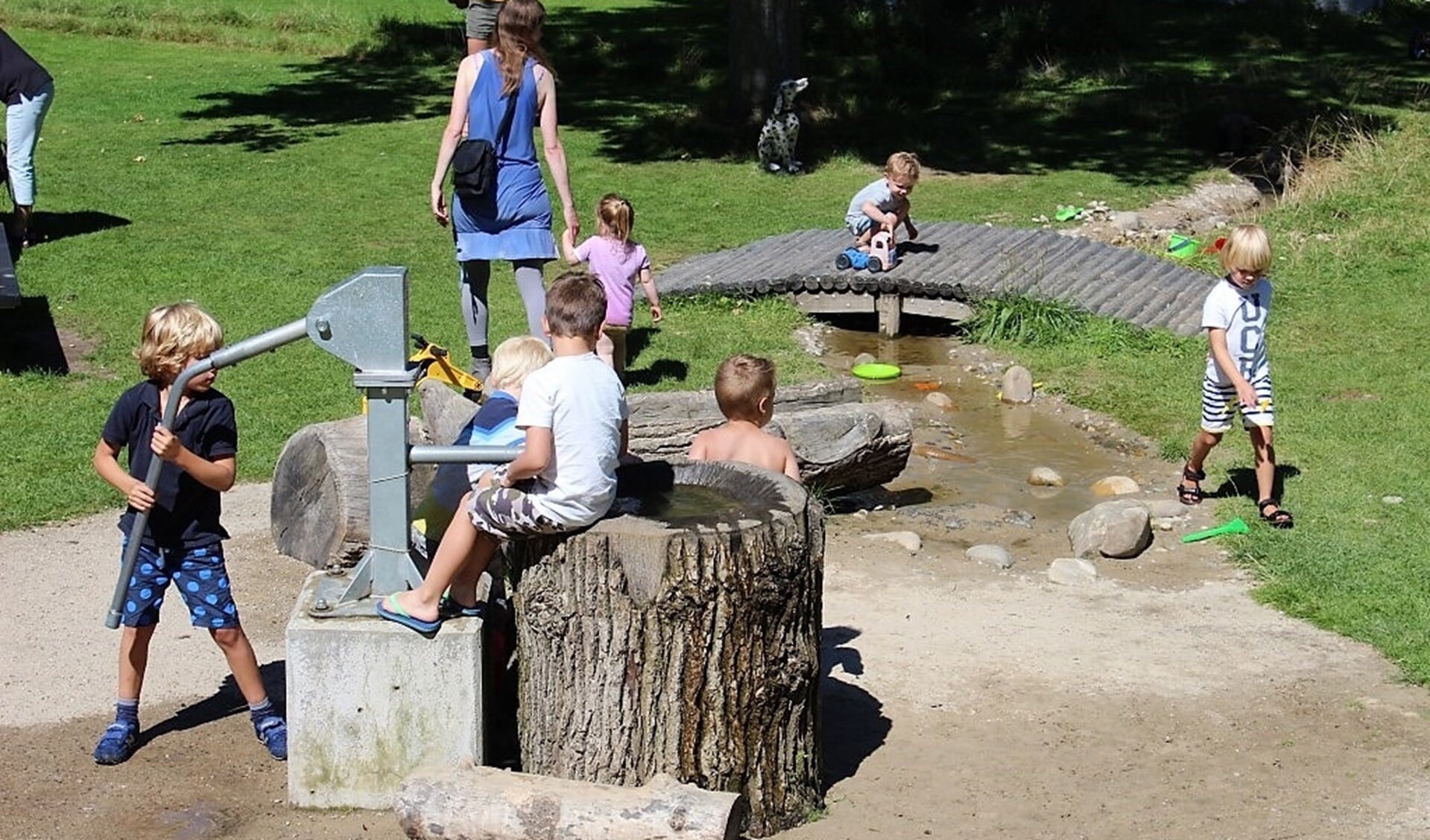 Kinderen druk aan het spelen op de waterspeelplaats in Stadstuin Rusthout (archieffoto Dick Janssen).