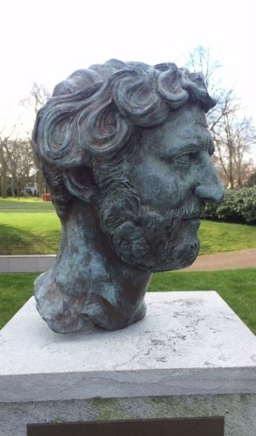 De bronzen kop van de Romeinse keizer Hadrianus die van de sokkel is verdwenen (foto:Parkvereniging Buitenplaats Hadriani).
