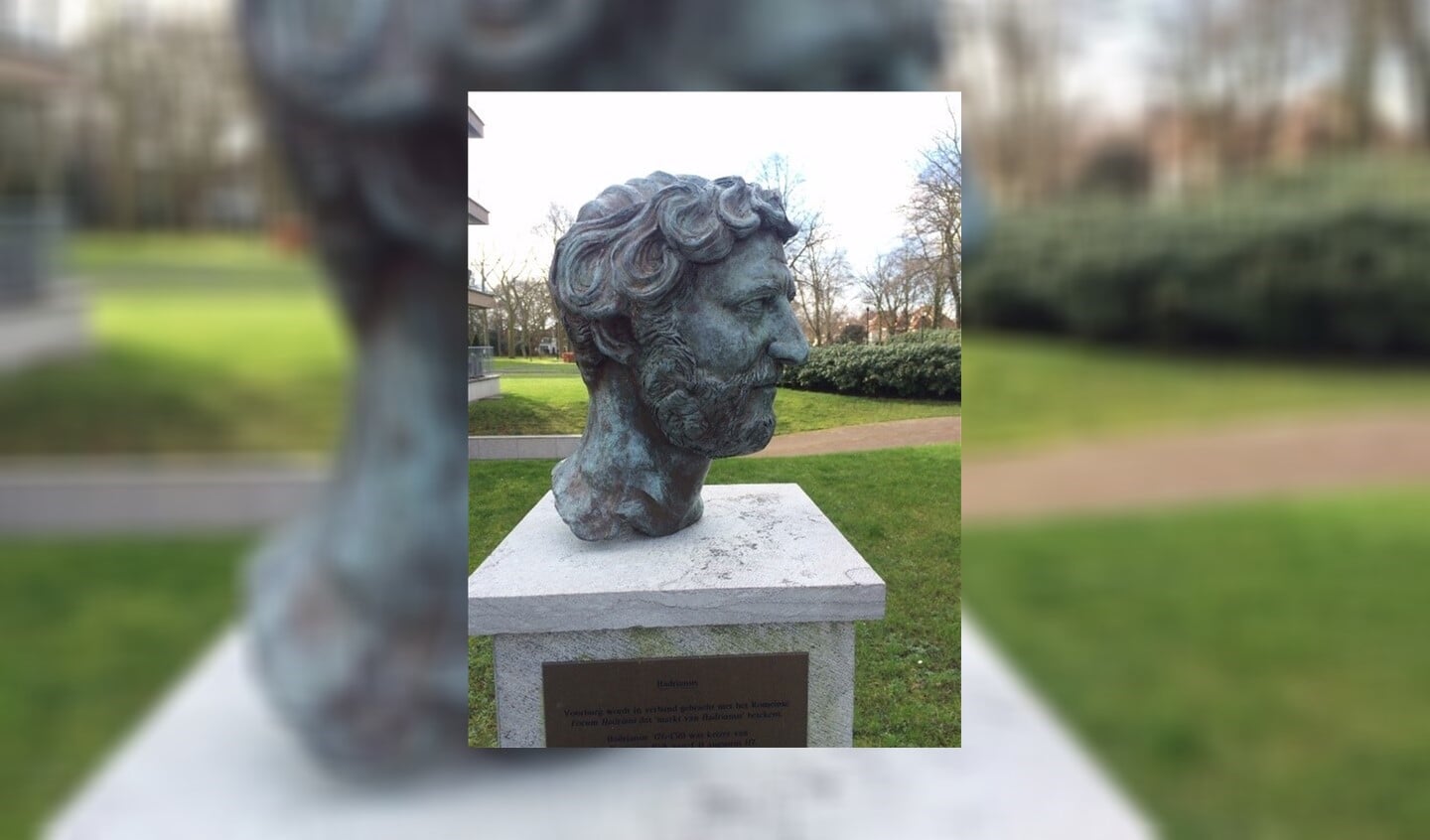 De bronzen kop van de Romeinse keizer Hadrianus die van de sokkel is verdwenen (foto:Parkvereniging Buitenplaats Hadriani).