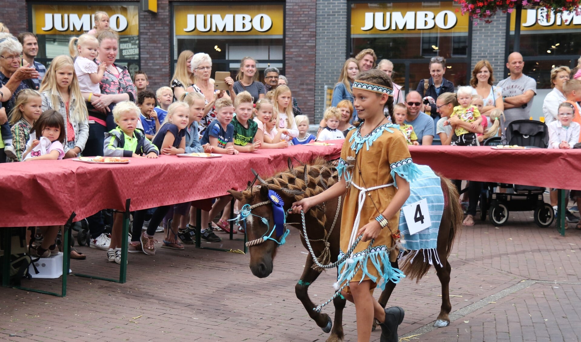 De tienjarige Juliet, verkleed als indiaan, won de ponybrunch. Ze maakt een ererondje over het plein. (Foto: Sander de Hollander)