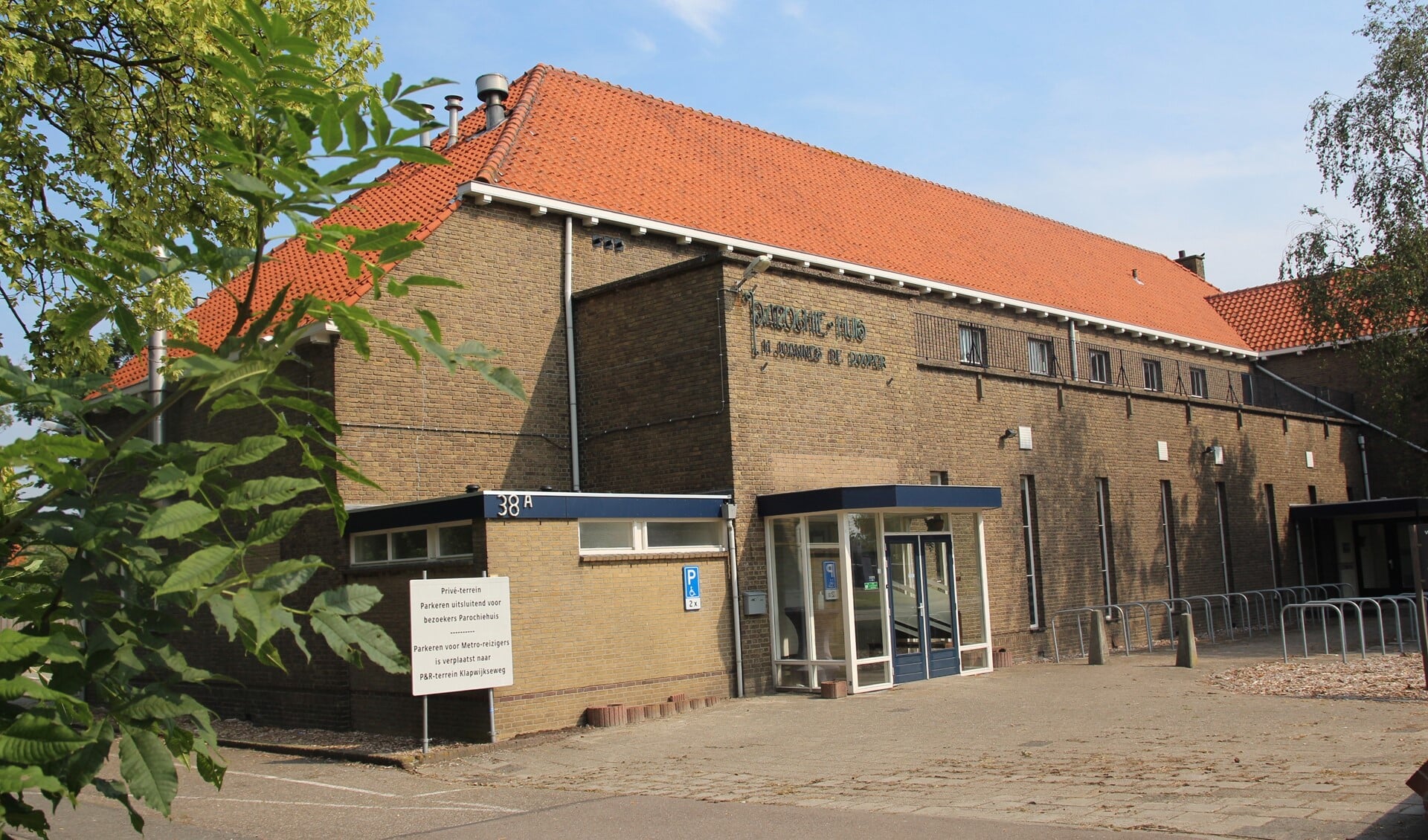 De buitenzijde van het gebouw blijft  behouden en binnen wordt het boven en beneden volledig verbouwd. 