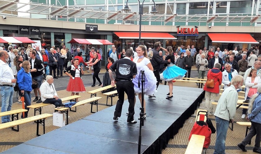 Rock 'n rollen op de catwalk tijdens het Cultureel Zomerfestival Voorburg (foto: archief Ab Smit).