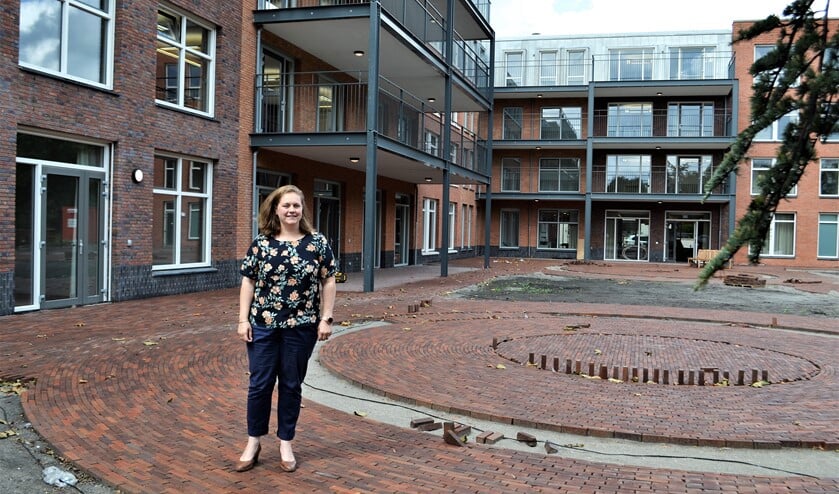 Annemarie Baas-Braun in de tuin die gereed wordt gemaakt voor de open dag op 30 augustus (tekst en foto: Inge Koot).