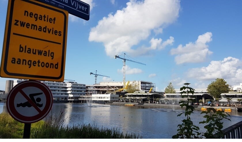 Deze waarschuwingsborden zijn inmiddels weggehaald en de feontein spuit weer (foto: Leen van der Biessen).