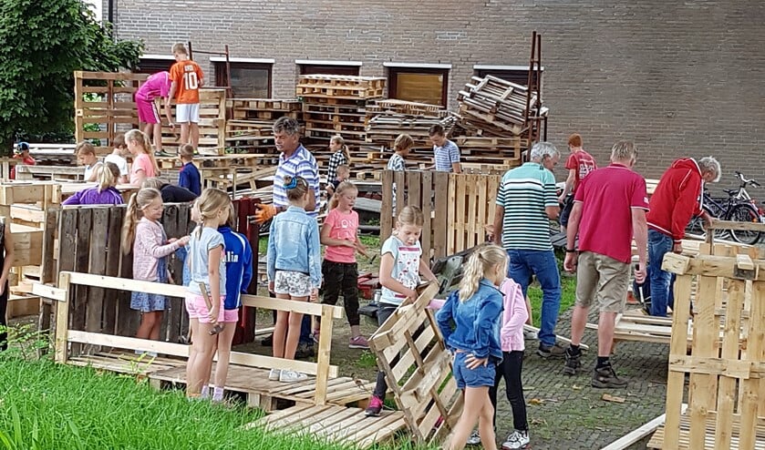 Huttenbouw bij het Dorpshuis in Stompwijk (archieffoto: Dorpsketting / Petra Oliehoek).