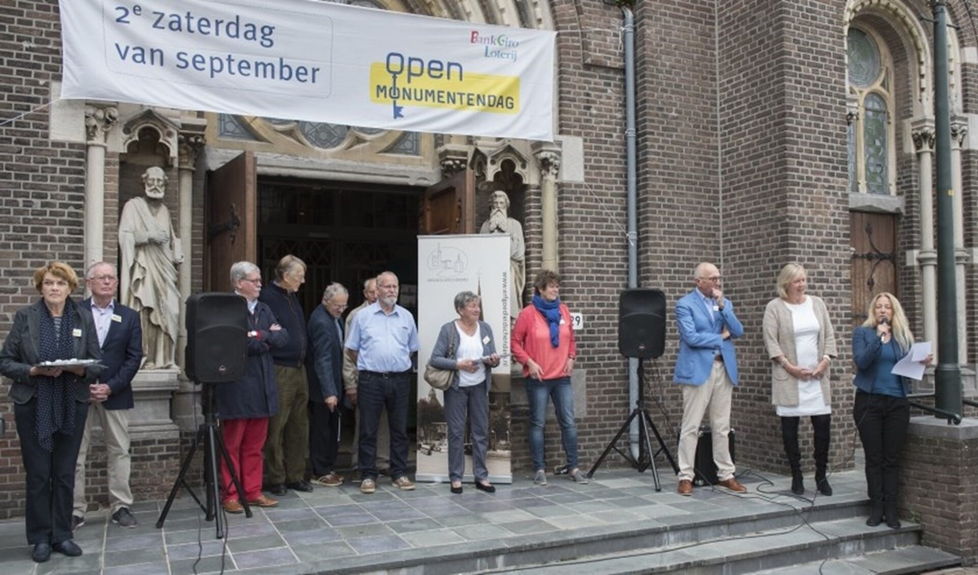 Open Monumentendag op het bordes van de Petrus en Pauluskerk in Leidschendam (archieffoto Michel Groen).