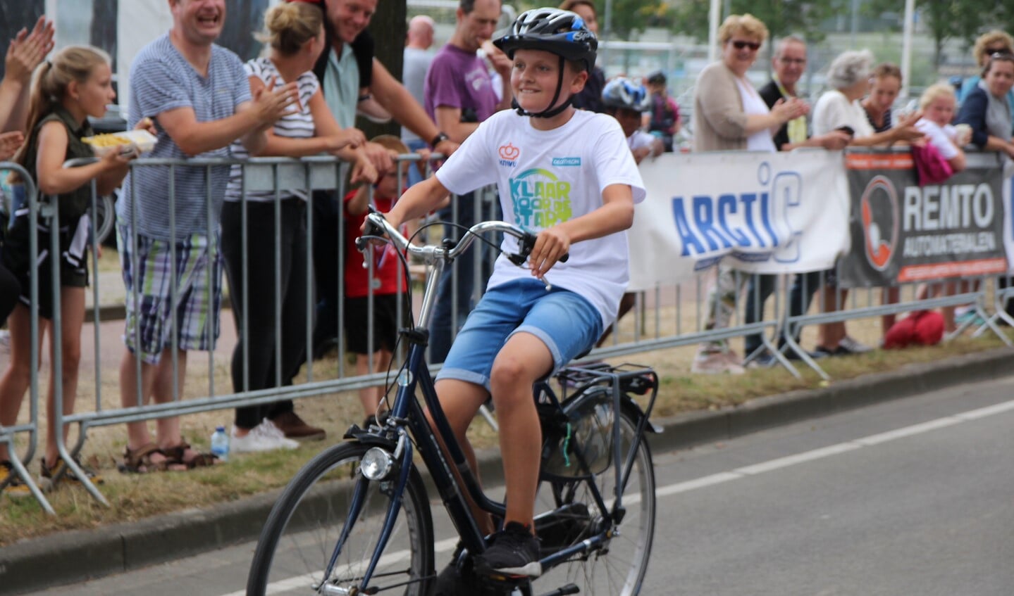 Jens op de fiets van zijn moeder. 