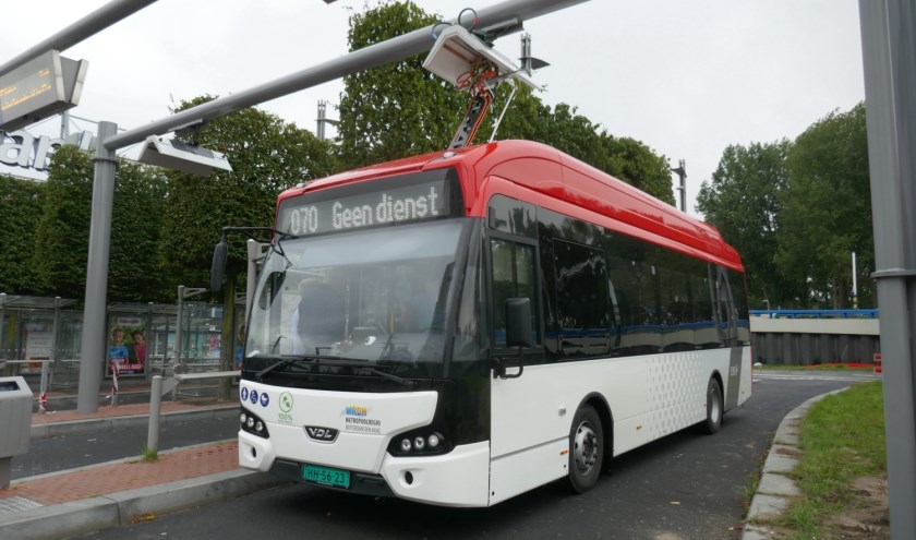 De nieuwe elektrische bus van busmaatschappij EBS, die op onder meer stadslijn 70 gaat rijden. Een grotere bus wordt ingezet op interlokale lijnen. Foto: Jan van Es