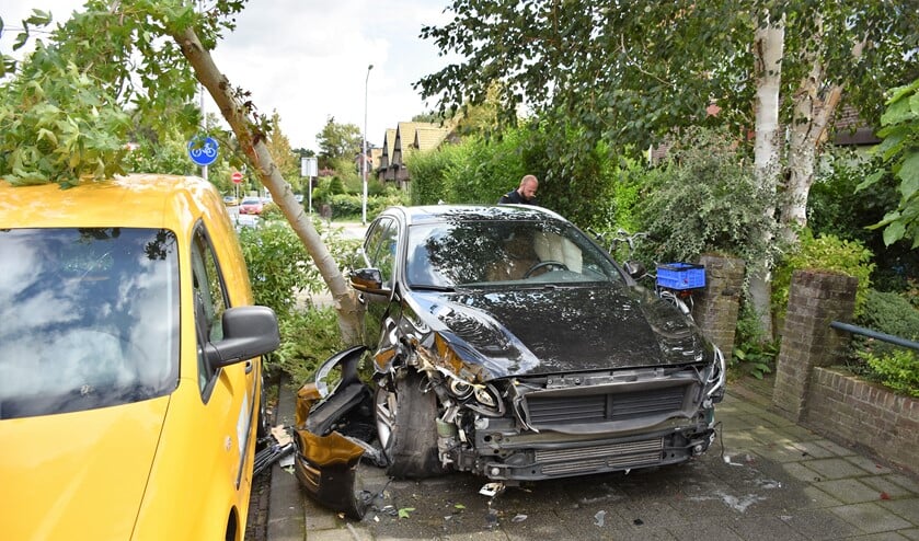 De auto reed op de stoep eerst een motor en toen een boom omver (foto: Sebastiaan Barel).