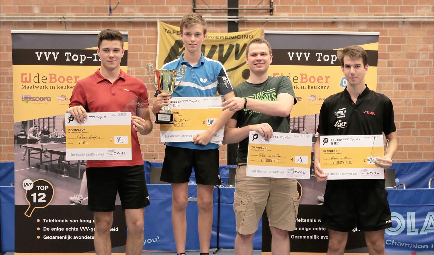 De prijswinnaars van het De Boer VVV Top-12-toernooi op het ereschavot bij tafeltennisvereniging VVV (foto: Remco de Bruijne).