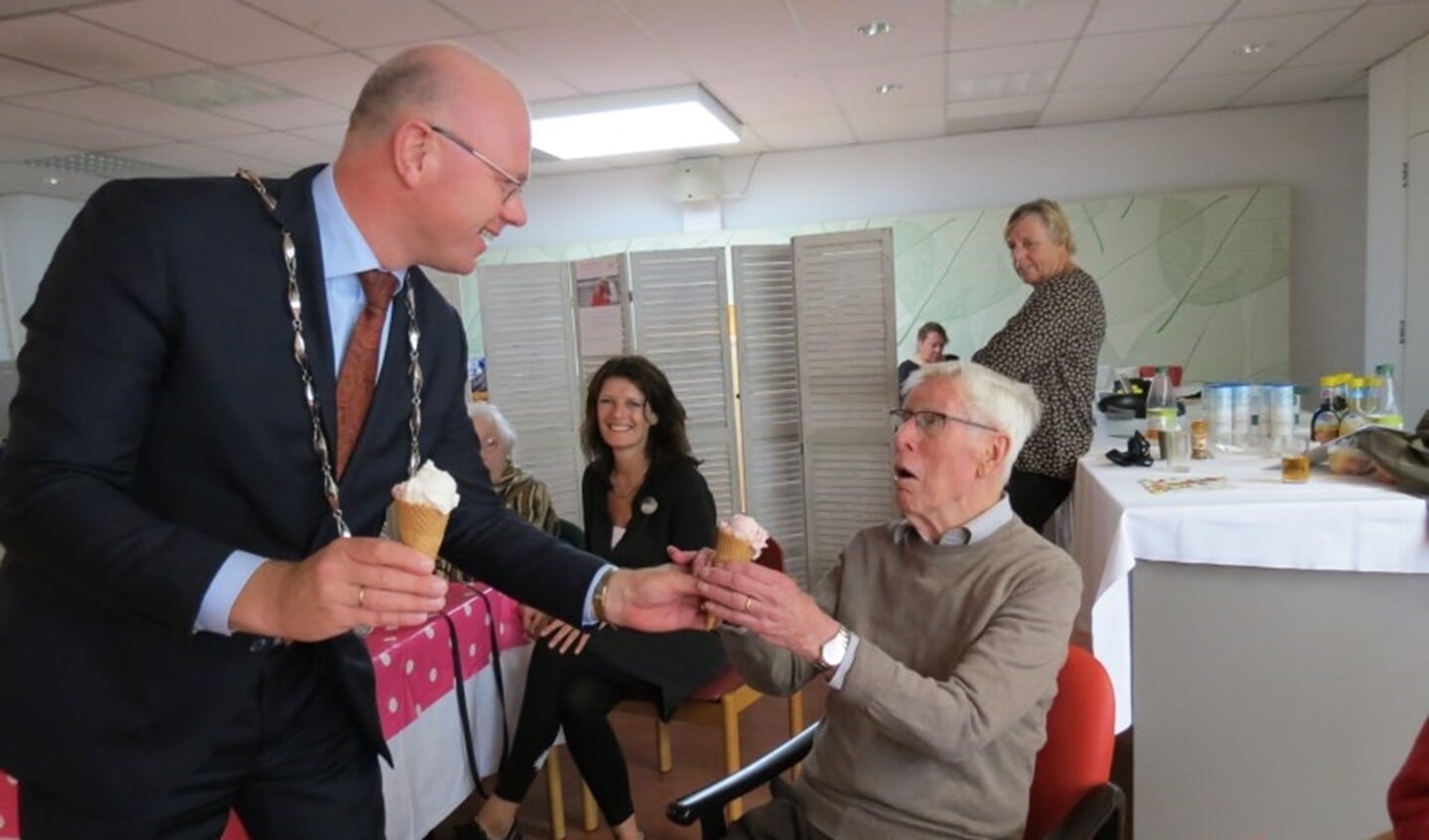 De burgemeester deelt ijsjes uit op Nationale Ouderendag (archieffoto).