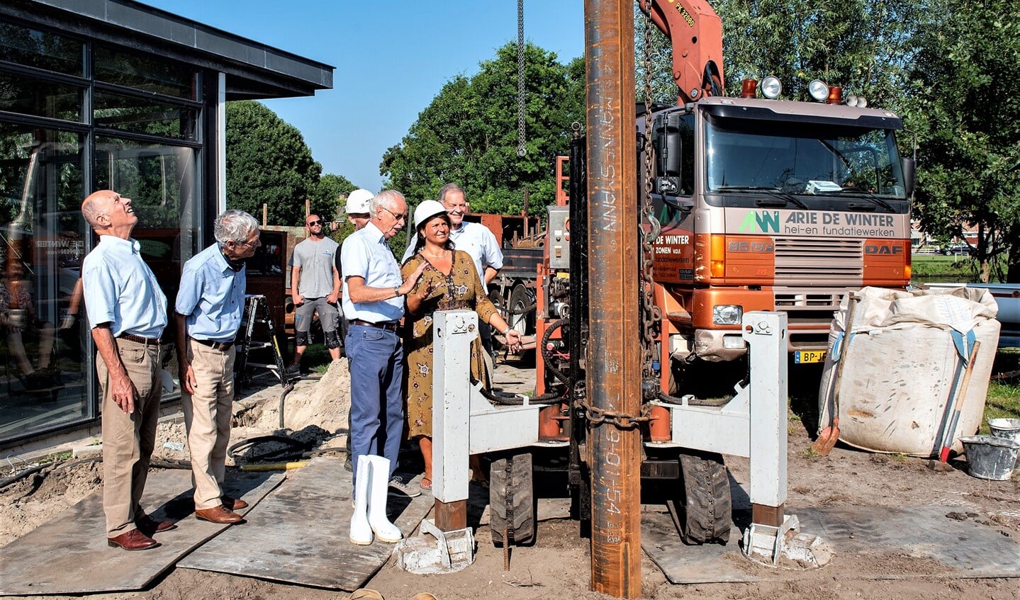 Wethouder Nadine Stemerdink slaat samen met mensen van de roeivereniging de symbolisch paal voor de uitbreiding (foto: Michel Groen).