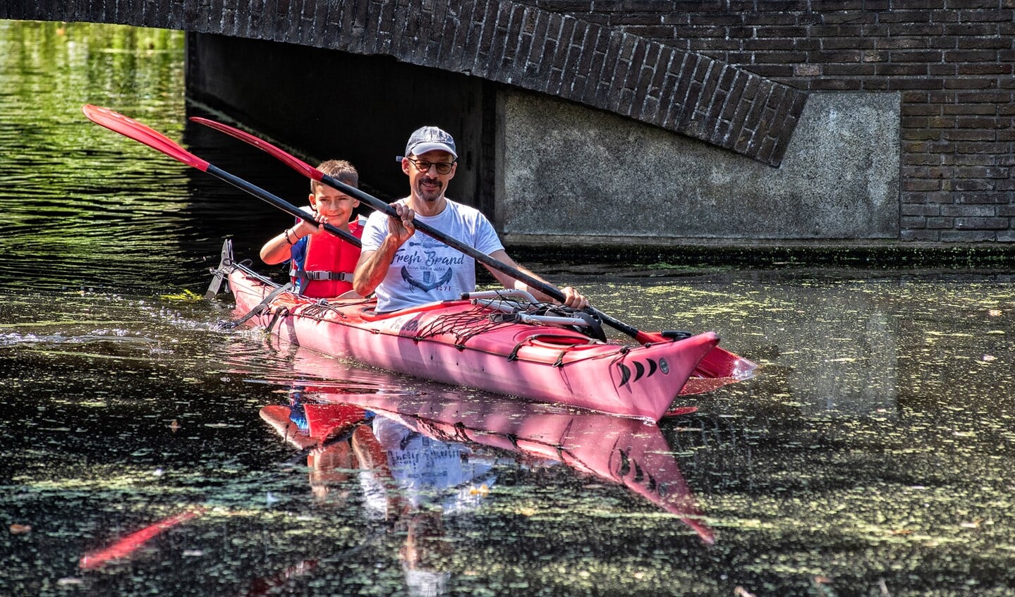 Het was geen straf om met de kano op het water de hitte te trotseren (foto: Michel Groen).