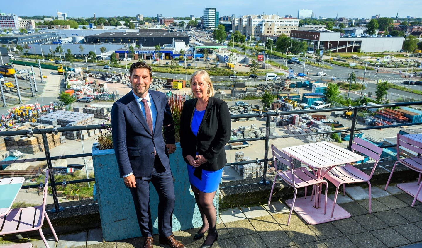 De Haagse wethouder van Asten en wethouder Astrid van Eekelen overlegden over de CID Binckhorst (archieffoto Arnoud Roelofsz).