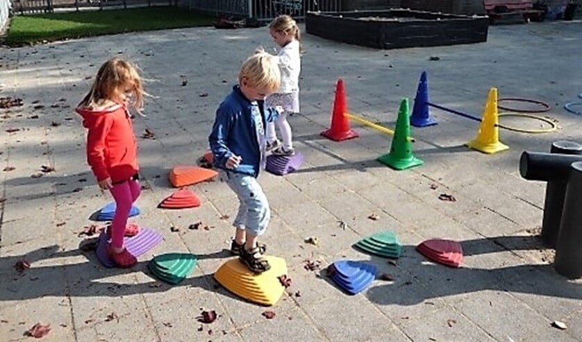 De ukkies gaan met elkaar onder professionele begeleiding een half uurtje rennen, springen, rollen en dansen (foto: pr SenW).