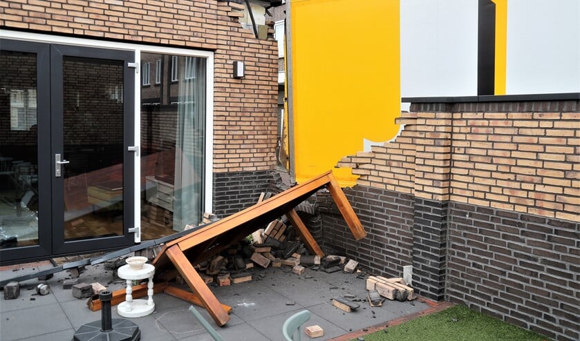 De schade aan het tuinmuurtje, het tuinmeubilair en de woning gaat flink in de papieren lopen (foto: Rene Hendriks).