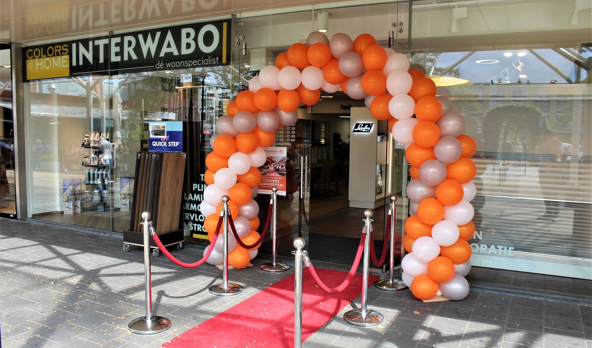 Tijdens het Cultureel Zomer Festival werd de nieuwe winkel van Interwabo officieel geopend en stond er een fleurige ballonnenboog voor de ingang van de winkel (foto: DJ).