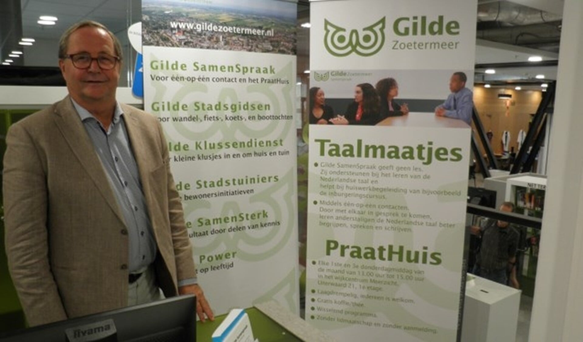 Voorzitter van Gilde Zoetermeer Jan van de Graaf bij de infobalie in het Forum Zoetermeer aan het Stadhuisplein. Foto Kees van Rongen