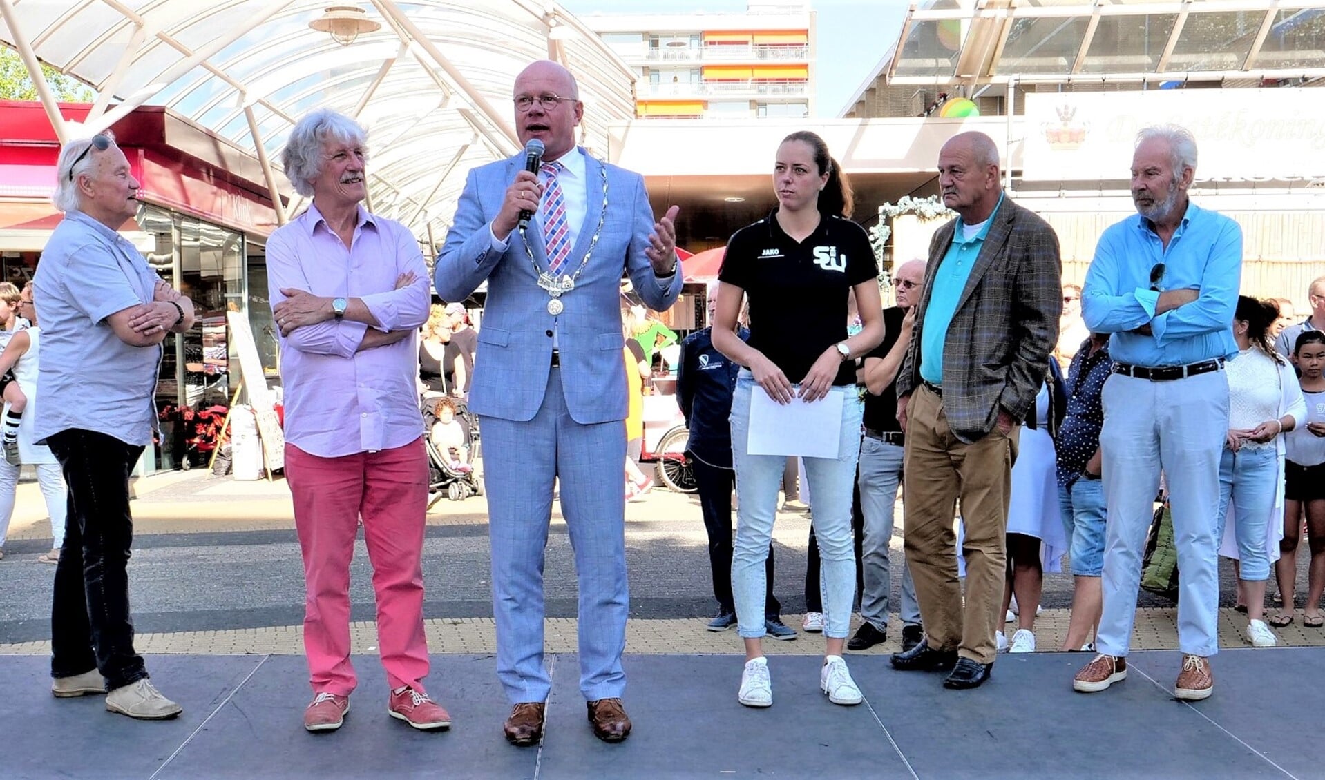 Burgemeester Klaas Tigelaar, ondermeer gelfankeerd door de organisatoren Ab Smit en Bert Winter  (l.) van het Cultureel Zomerfestival en andere betrokkenen (foto: Ot Douwes).