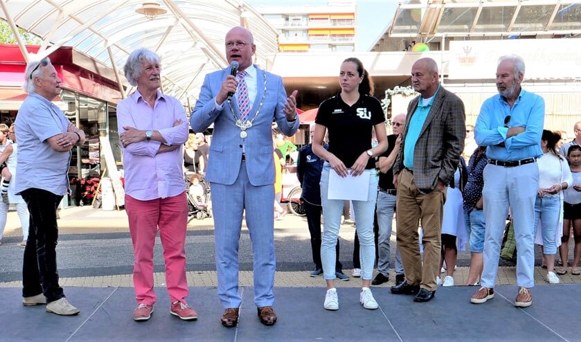 Burgemeester Klaas Tigelaar, ondermeer gelfankeerd door de organisatoren Ab Smit en Bert Winter (l.) van het Cultureel Zomerfestival en andere betrokkenen (foto: Ot Douwes).