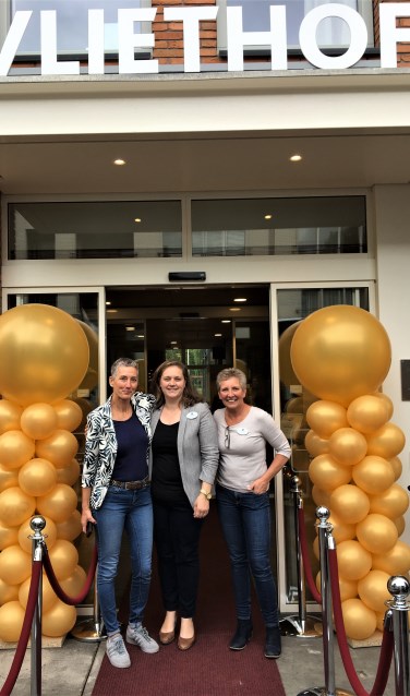 Arianne Samsom, Annemarie Baas-Braun en Marjolein Wijnants op de rode loper bij WZH Vliethof (foto: pr WZH).