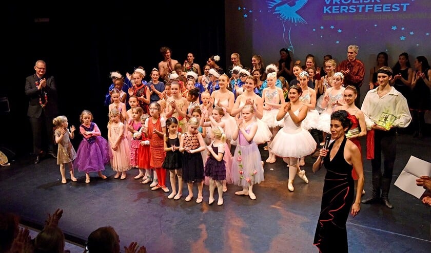 De finale van een succesvolle uitvoering door Stichting Dans aan de Vliet in Theater Ludens (archieffoto: George Pathó).