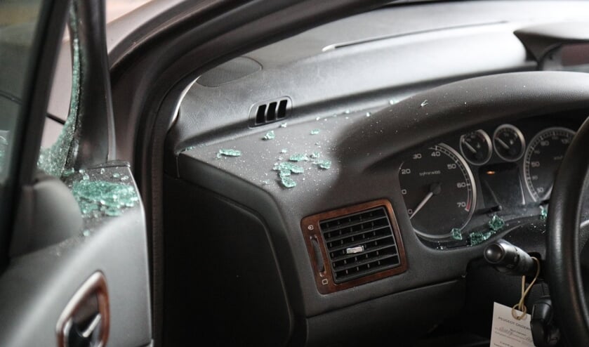Over het algemeen werden door de dader(s) kleine zijruitjes ingeslagen om zich zo toegang te verschaffen tot de auto's (foto: Rene Hendriks).