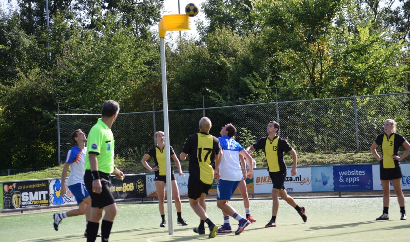 Danny Schulting ziet de bal richting korf gaan. Foto: Fabiola Plugge