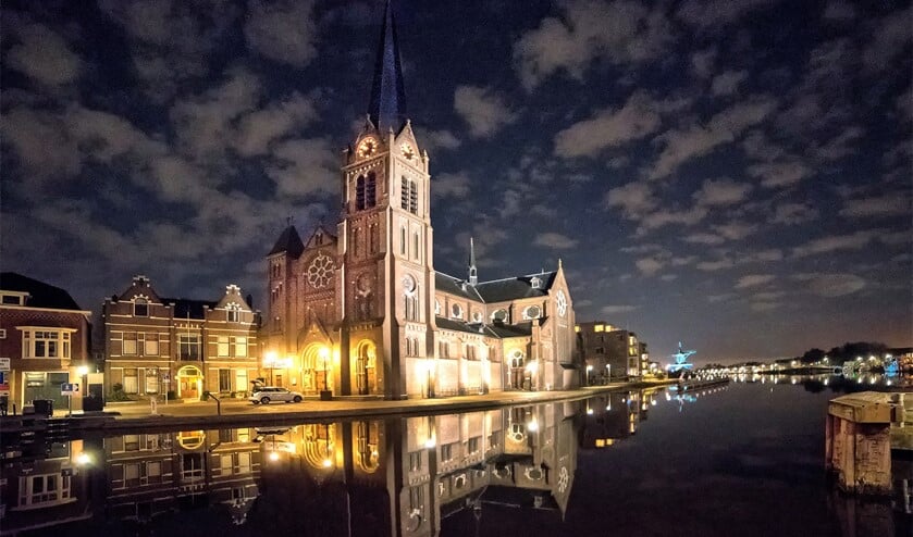 De Petrus en Pauluskerk werd in het licht gezet, wat een bijzonder schouwspel opleverde (foto: Michel Groen).