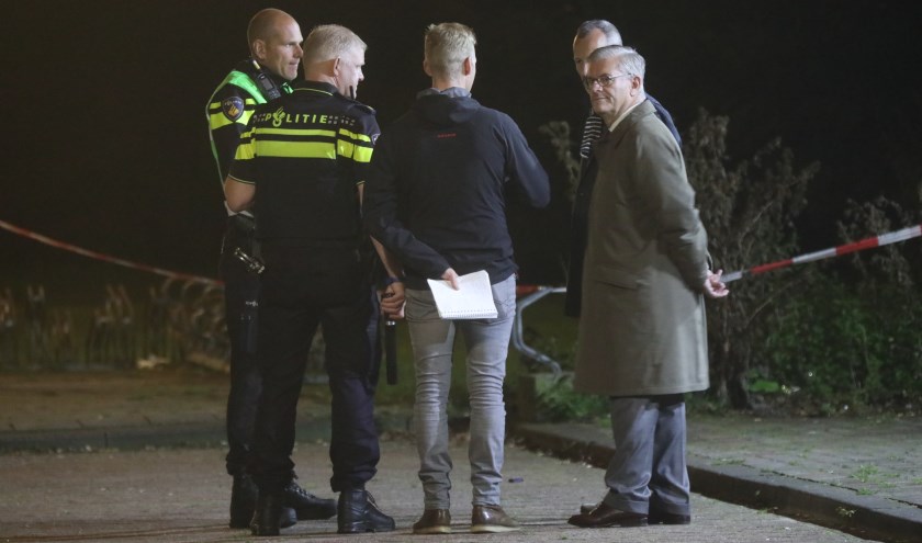 Burgemeester Aptroot (r.) was ter plekke bij de horecagelegenheid aan de Van der Hagenstraat om zich op de hoogte laten brengen. Foto: Regio15.nl