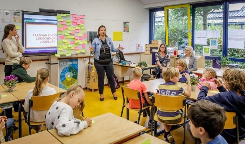 Wethouder Nadine Stemerdink presenteert de onderzoeksvraag aan de leerlingen. (Foto: Gemeente LV)