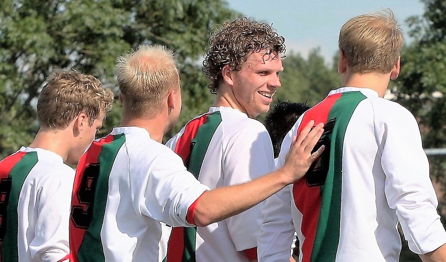 Nick v.d. Bosch (Stompwijk'92) opende de score tegen WIK 