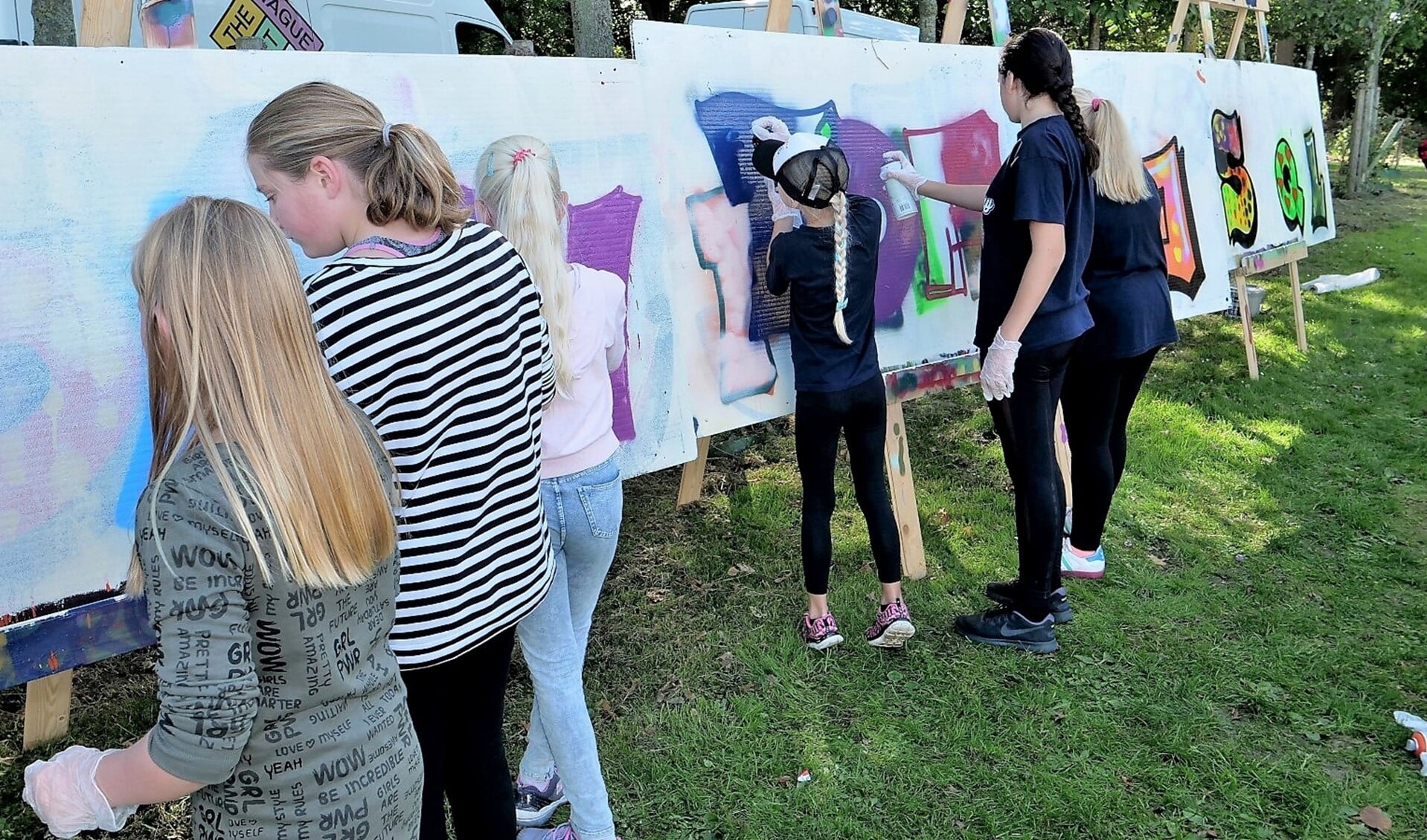 Kinderen konden, voorzien van plastic handschoenen, graffiti leren spuiten (archieffoto 2018: Ot Douwes).
